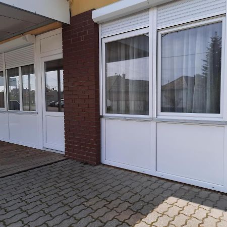 Fenyo Apartman Appartamento Nagykáta Esterno foto