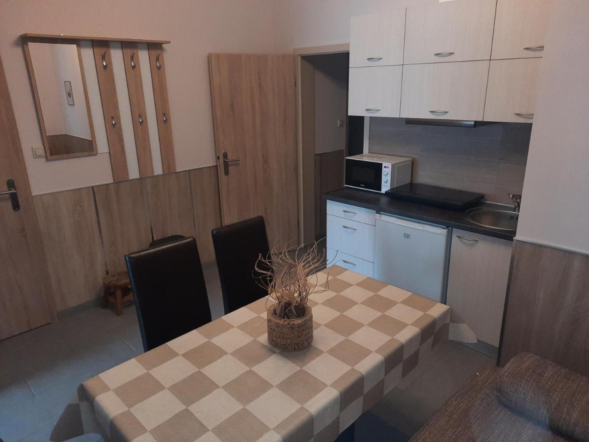 Fenyo Apartman Appartamento Nagykáta Esterno foto