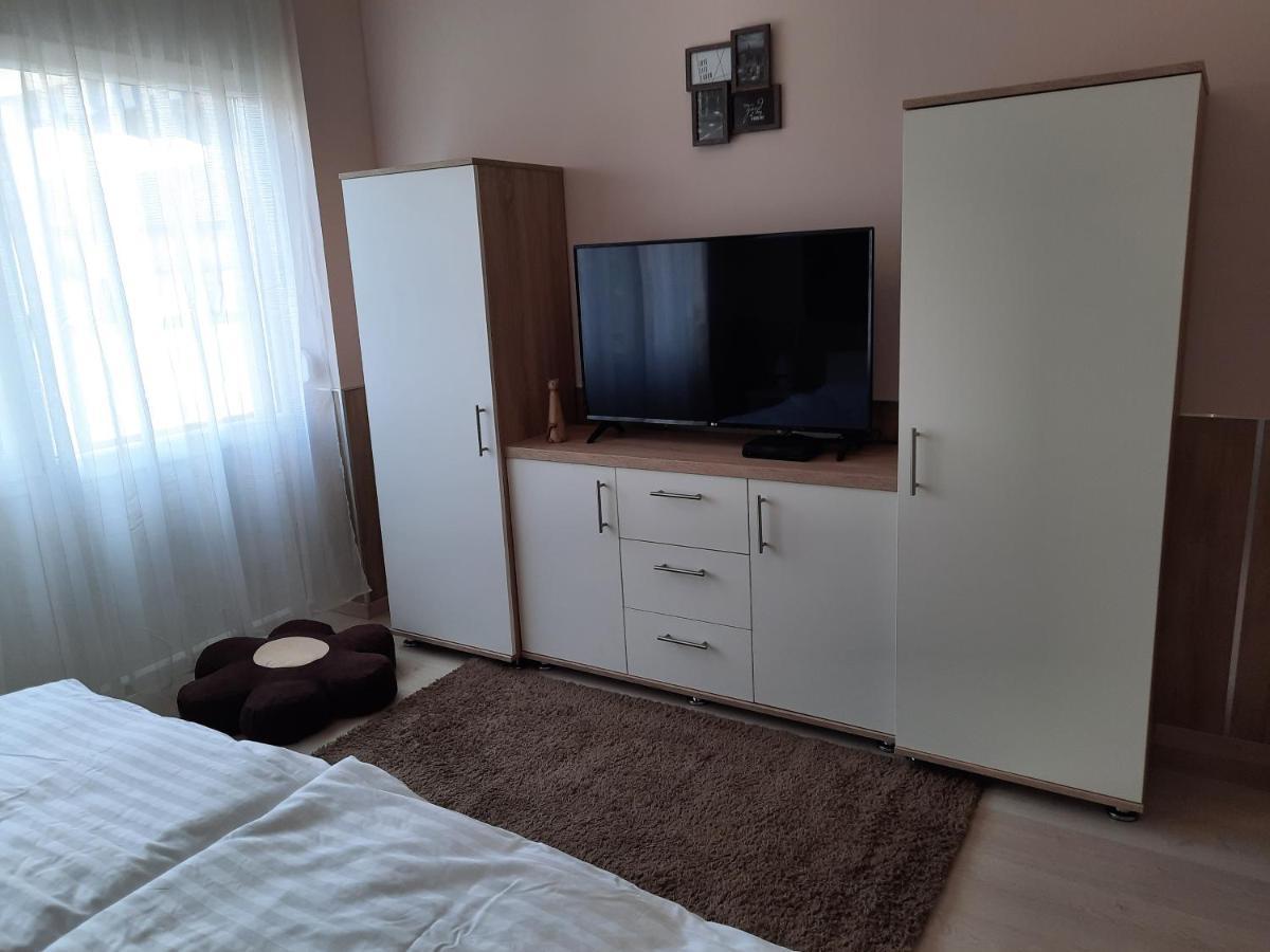 Fenyo Apartman Appartamento Nagykáta Esterno foto
