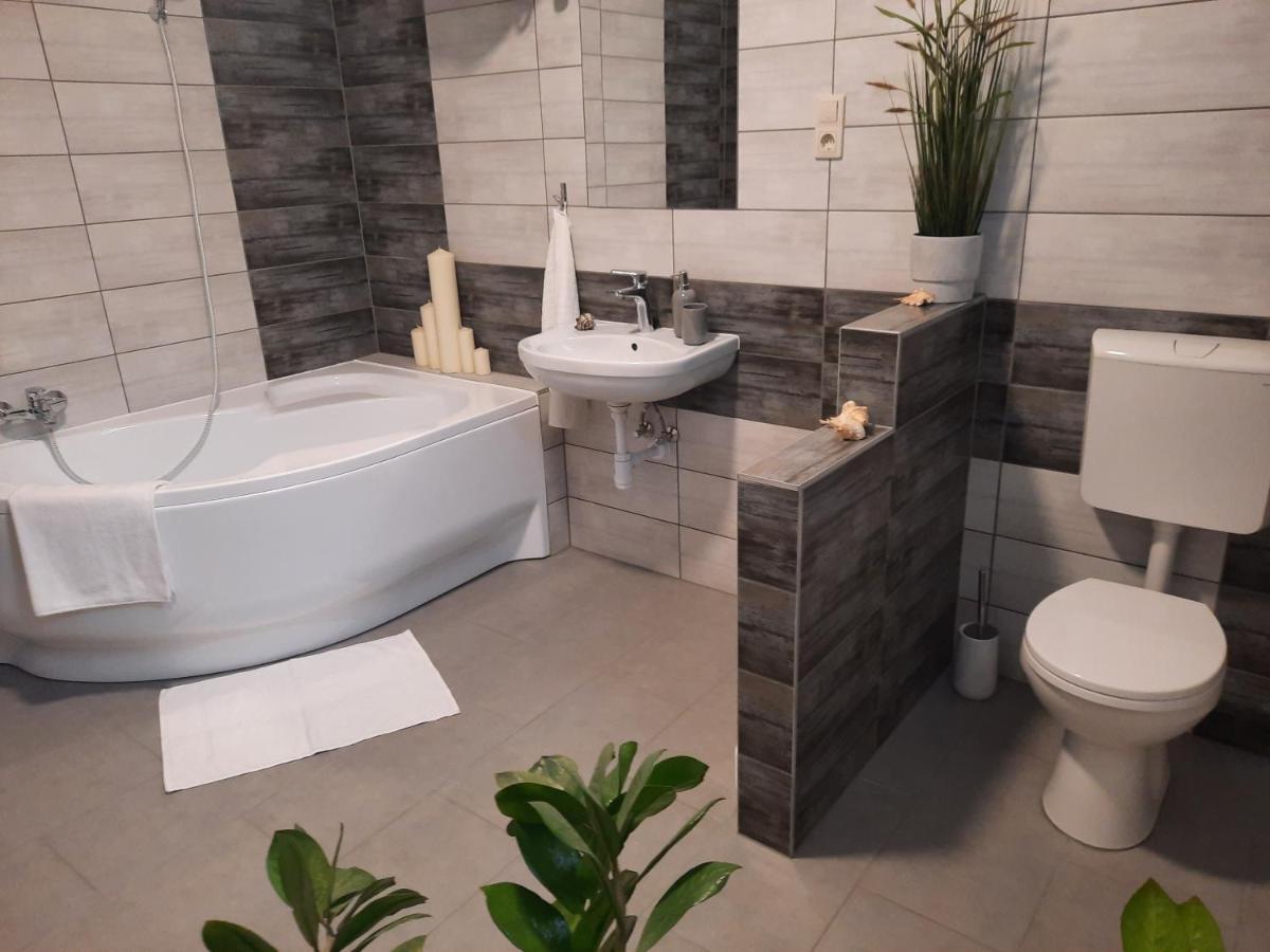 Fenyo Apartman Appartamento Nagykáta Esterno foto