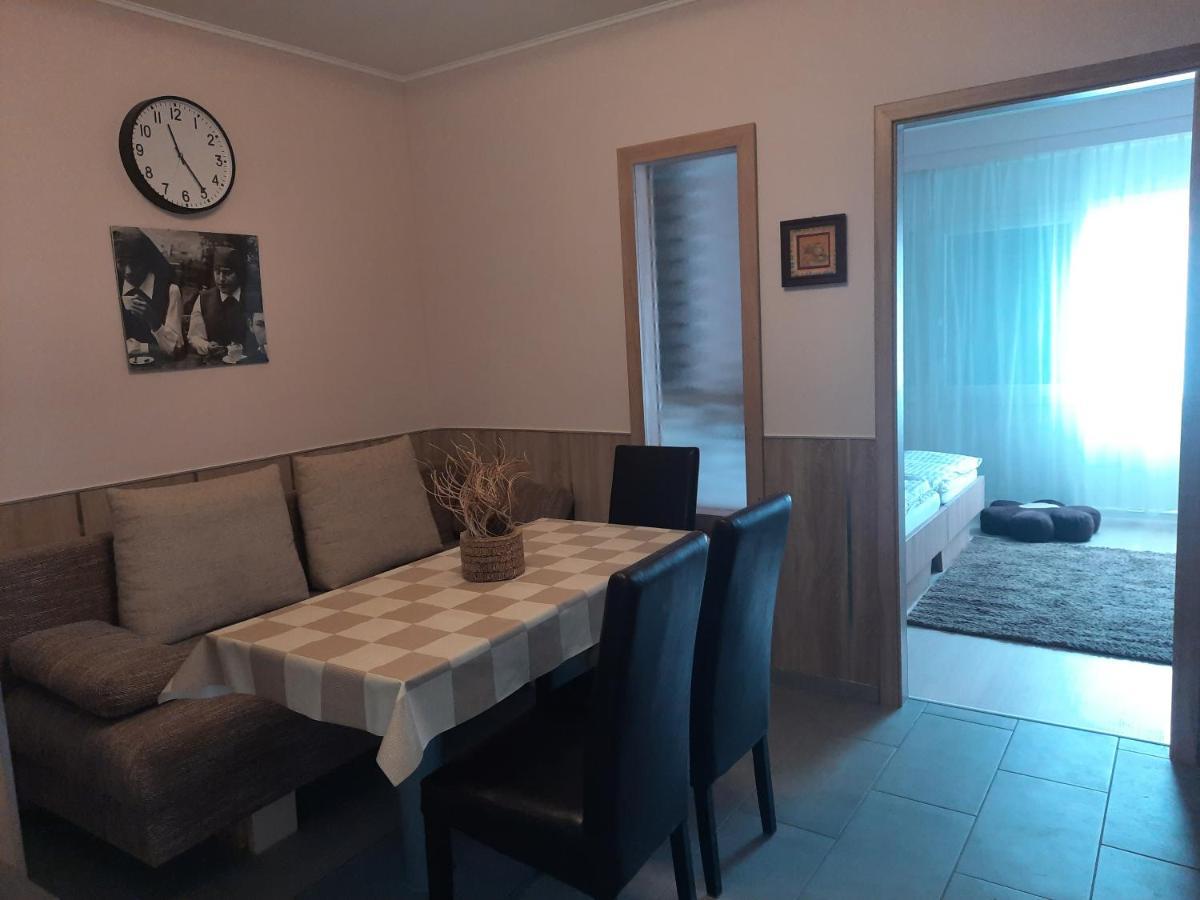 Fenyo Apartman Appartamento Nagykáta Esterno foto