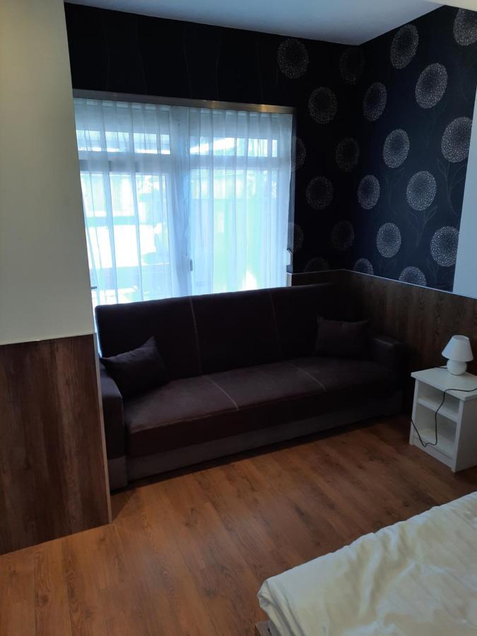 Fenyo Apartman Appartamento Nagykáta Esterno foto